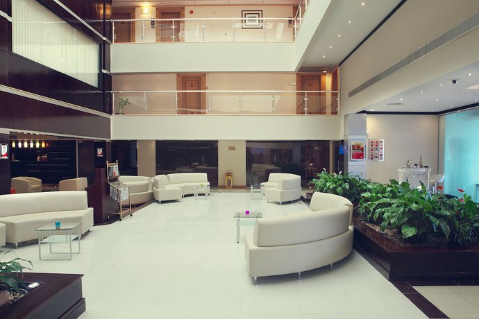 Imagen de los interiores del Hotel Ramada By Wyndham Qurum Beach. Foto 17