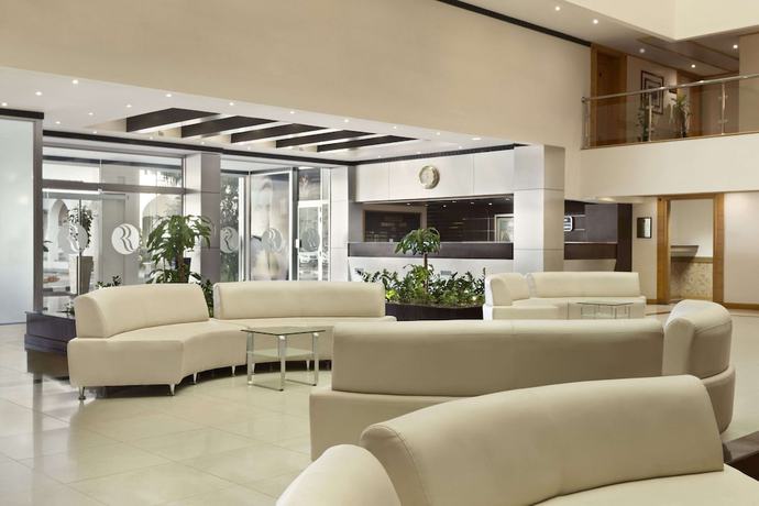 Imagen de los interiores del Hotel Ramada By Wyndham Qurum Beach. Foto 18