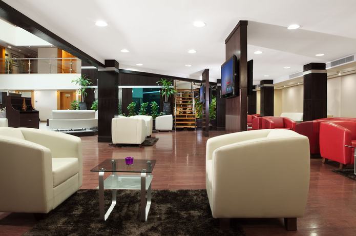 Imagen de los interiores del Hotel Ramada By Wyndham Qurum Beach. Foto 20