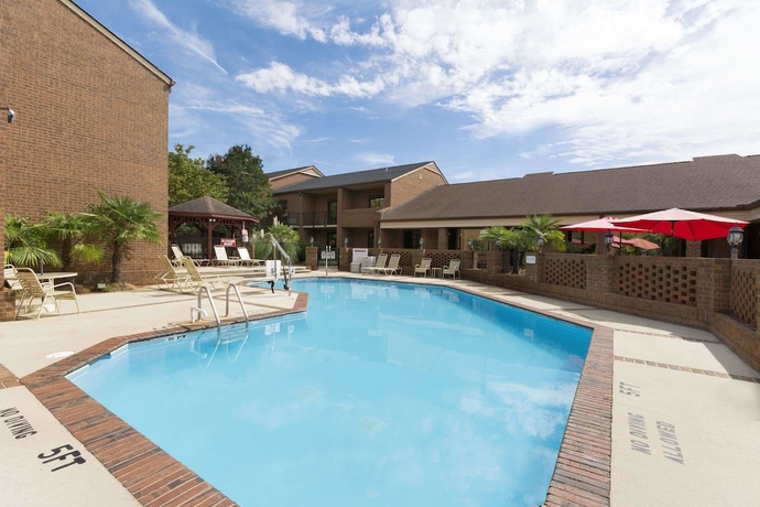 Imagen de la piscina del Hotel Ramada By Wyndham Raleigh. Foto 19