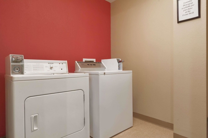 Imagen de los interiores del Hotel Ramada By Wyndham Raleigh. Foto 18