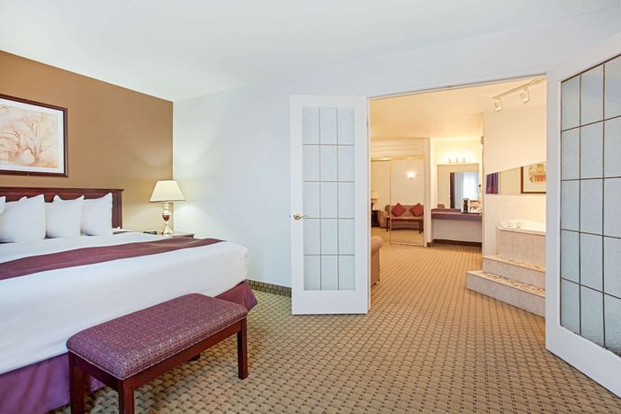 Imagen de la habitación del Hotel Ramada By Wyndham Red Deer and Suites. Foto 16