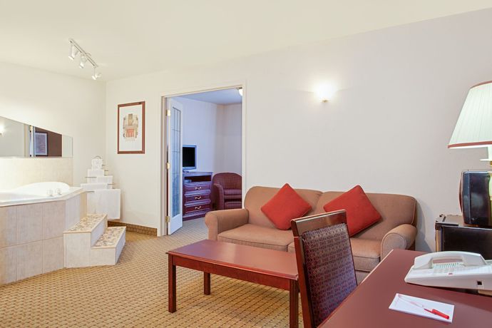 Imagen de la habitación del Hotel Ramada By Wyndham Red Deer and Suites. Foto 17