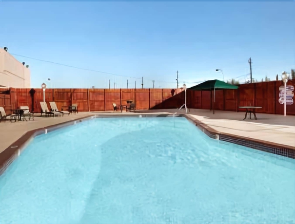 Imagen de la piscina del Hotel Ramada By Wyndham Reno and Casino. Foto 18