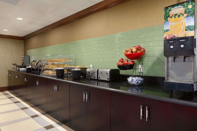 Imagen del bar/restaurante del Hotel Ramada By Wyndham Rochelle Park Near Paramus. Foto 2