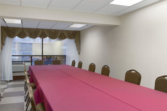 Imagen de los interiores del Hotel Ramada By Wyndham Rochelle Park Near Paramus. Foto 12