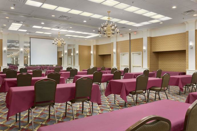 Imagen de los interiores del Hotel Ramada By Wyndham Rochelle Park Near Paramus. Foto 13