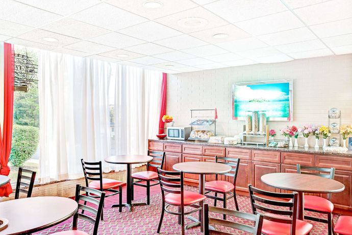 Imagen del bar/restaurante del Hotel Ramada By Wyndham Rockaway. Foto 3