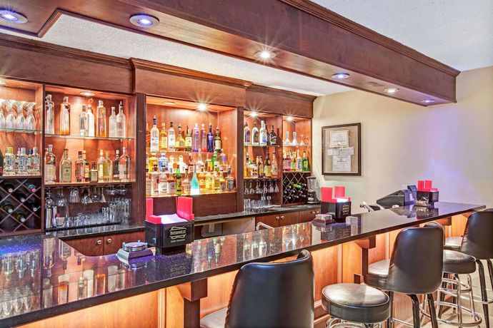 Imagen del bar/restaurante del Hotel Ramada By Wyndham Rockaway. Foto 6