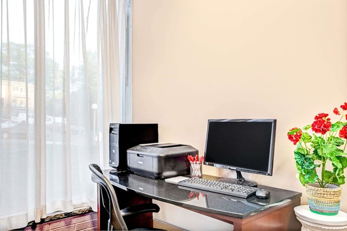 Imagen de los interiores del Hotel Ramada By Wyndham Rockaway. Foto 17