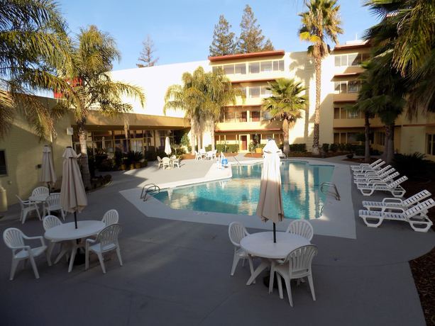 Imagen de la piscina del Hotel Ramada By Wyndham Sacramento. Foto 19
