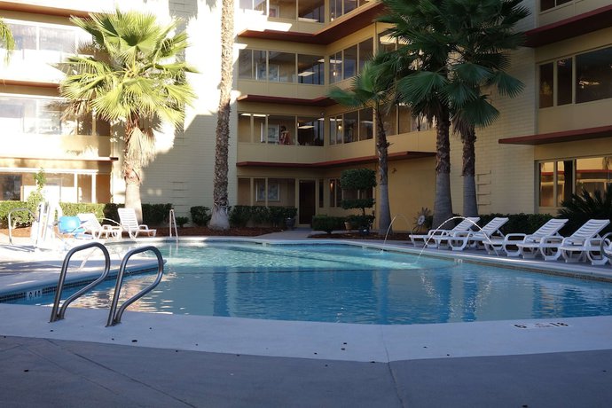 Imagen de la piscina del Hotel Ramada By Wyndham Sacramento. Foto 20