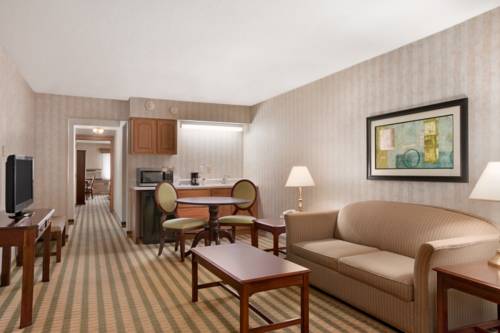 Imagen de la habitación del Hotel Ramada By Wyndham Saginaw and Suites. Foto 7