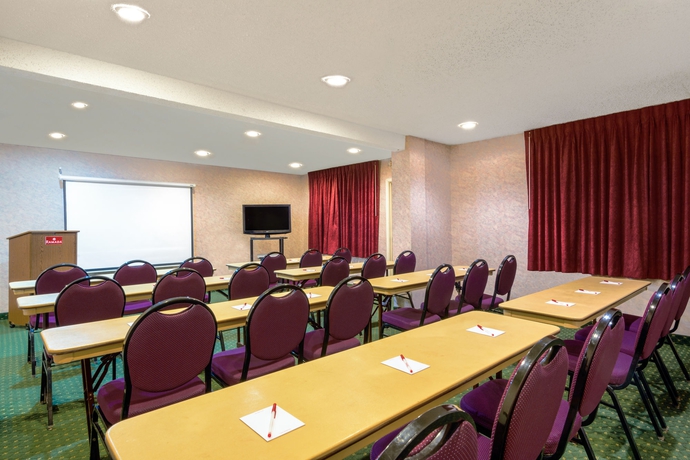 Imagen de los interiores del Hotel Ramada By Wyndham San Antonio Near Seaworld/lackland Afb. Foto 15