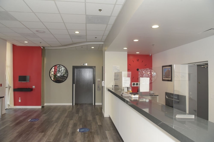 Imagen de los interiores del Hotel Ramada By Wyndham San Diego National City. Foto 15