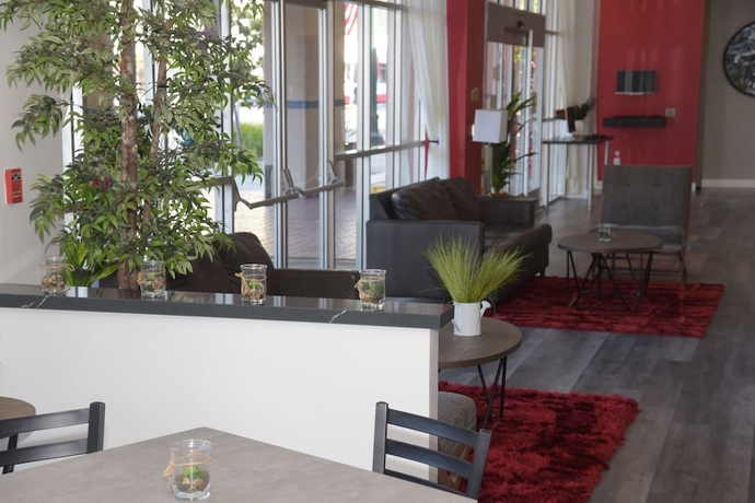 Imagen de los interiores del Hotel Ramada By Wyndham San Diego National City. Foto 19