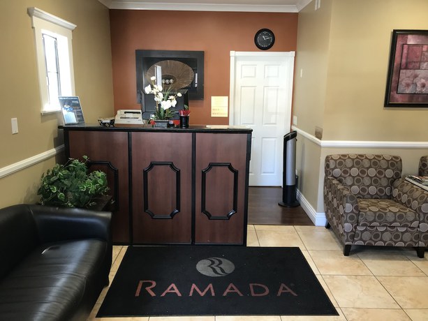 Imagen de los interiores del Hotel Ramada By Wyndham San Diego Poway Miramar. Foto 18