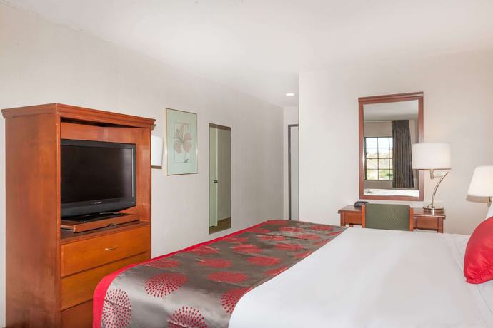Imagen de la habitación del Hotel Ramada By Wyndham San Diego Poway Miramar. Foto 6