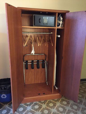 Imagen de la habitación del Hotel Ramada By Wyndham Santa Barbara. Foto 2