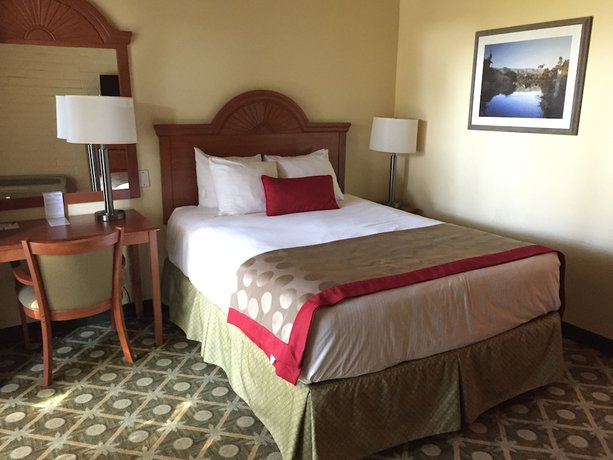 Imagen de la habitación del Hotel Ramada By Wyndham Santa Barbara. Foto 8