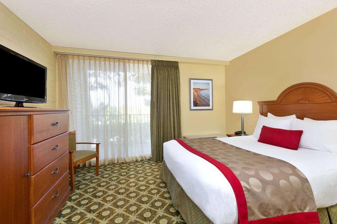 Imagen de la habitación del Hotel Ramada By Wyndham Santa Barbara. Foto 9