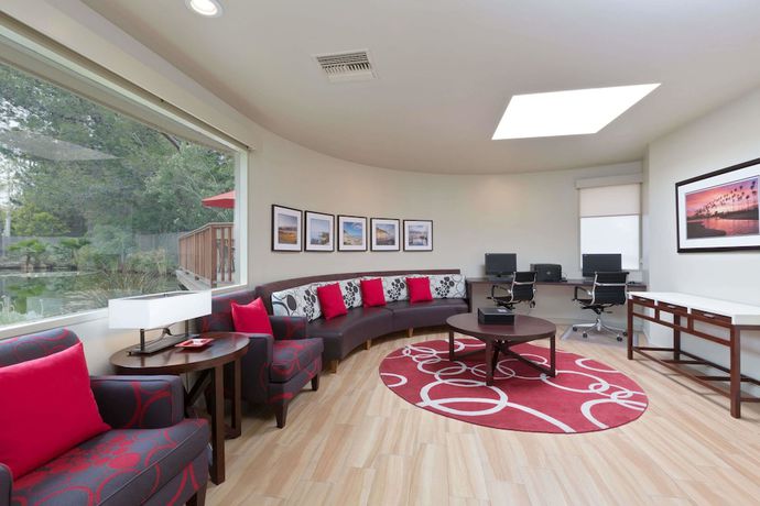 Imagen de los interiores del Hotel Ramada By Wyndham Santa Barbara. Foto 19