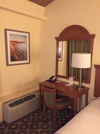 Imagen de la habitación del Hotel Ramada By Wyndham Santa Barbara. Foto 12