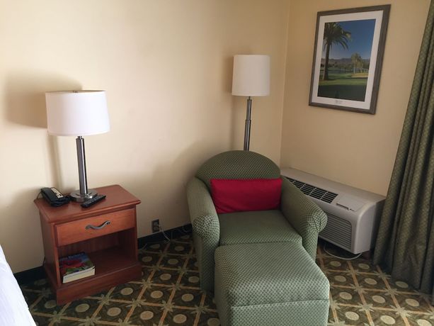 Imagen de la habitación del Hotel Ramada By Wyndham Santa Barbara. Foto 13