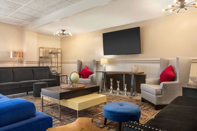 Imagen de los interiores del Hotel Ramada By Wyndham Sarasota Waterfront. Foto 17