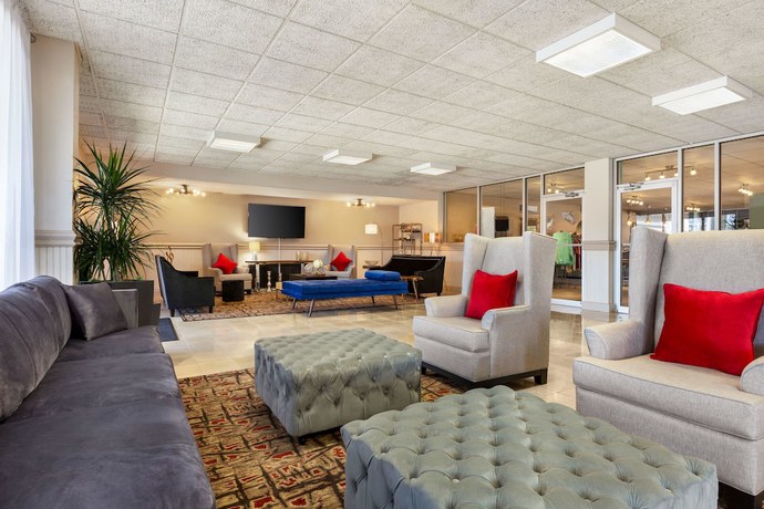 Imagen de los interiores del Hotel Ramada By Wyndham Sarasota Waterfront. Foto 18