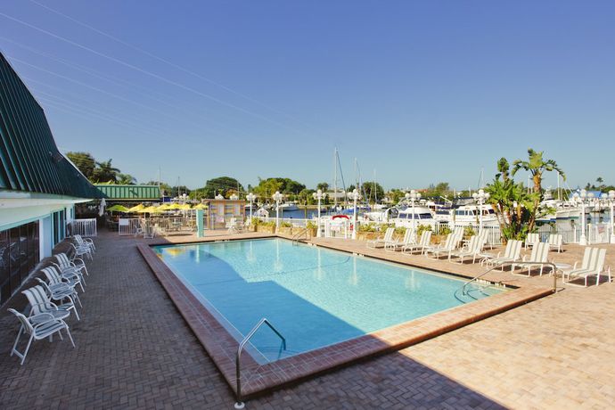 Imagen de la piscina del Hotel Ramada By Wyndham Sarasota Waterfront. Foto 20