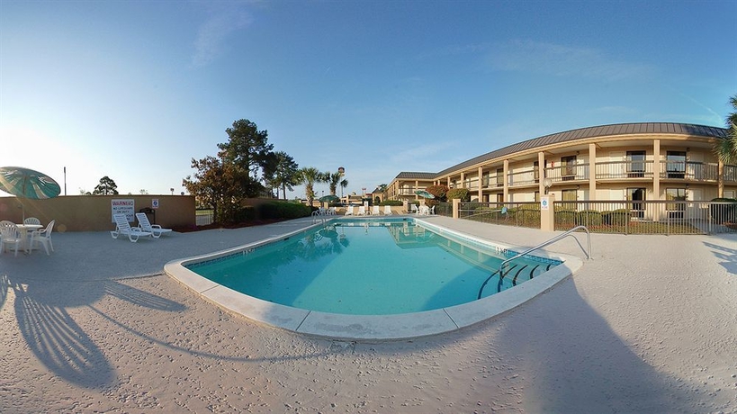 Imagen de la piscina del Hotel Ramada By Wyndham Savannah Gateway. Foto 11