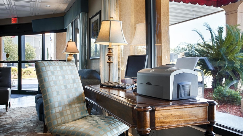 Imagen de los interiores del Hotel Ramada By Wyndham Savannah Gateway. Foto 10