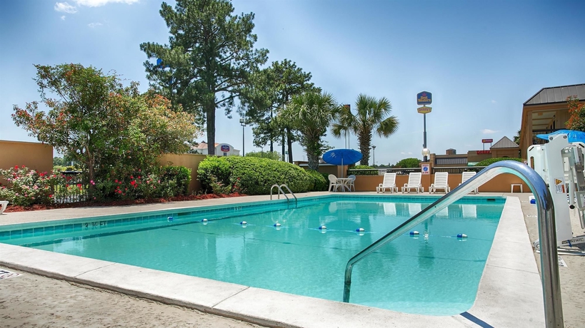 Imagen de la piscina del Hotel Ramada By Wyndham Savannah Gateway. Foto 12