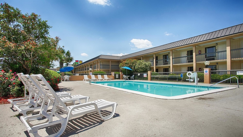 Imagen de la piscina del Hotel Ramada By Wyndham Savannah Gateway. Foto 13