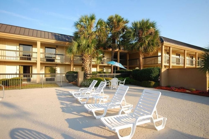 Imagen de la piscina del Hotel Ramada By Wyndham Savannah Gateway. Foto 14