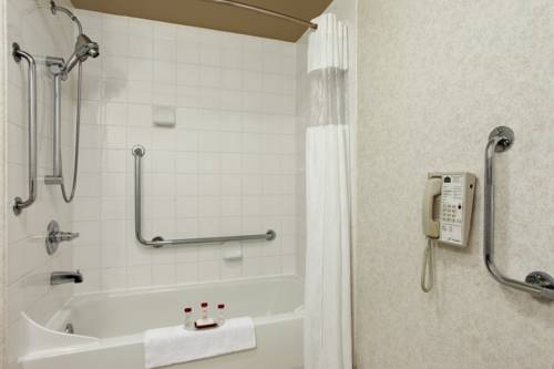 Imagen de la habitación del Hotel Ramada By Wyndham Sherwood Park. Foto 11