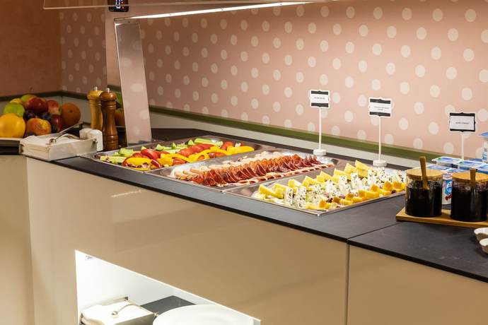 Imagen del bar/restaurante del Hotel Ramada By Wyndham Slatina Parc. Foto 2