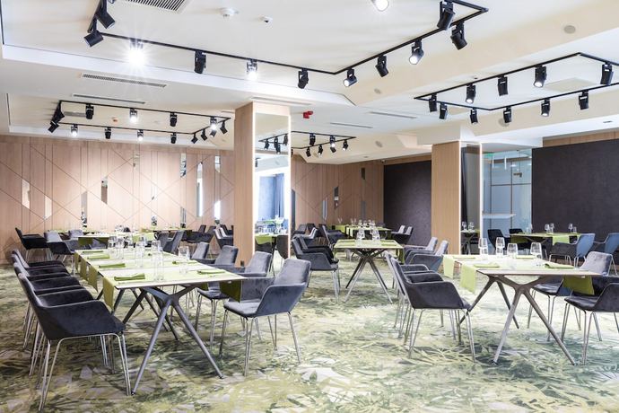 Imagen del bar/restaurante del Hotel Ramada By Wyndham Slatina Parc. Foto 3