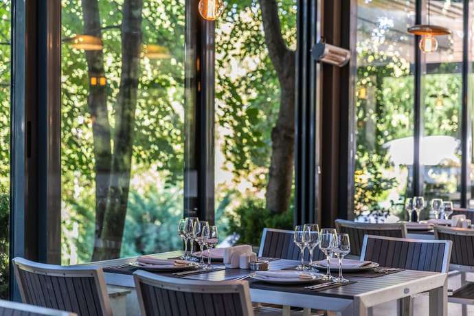 Imagen del bar/restaurante del Hotel Ramada By Wyndham Slatina Parc. Foto 4