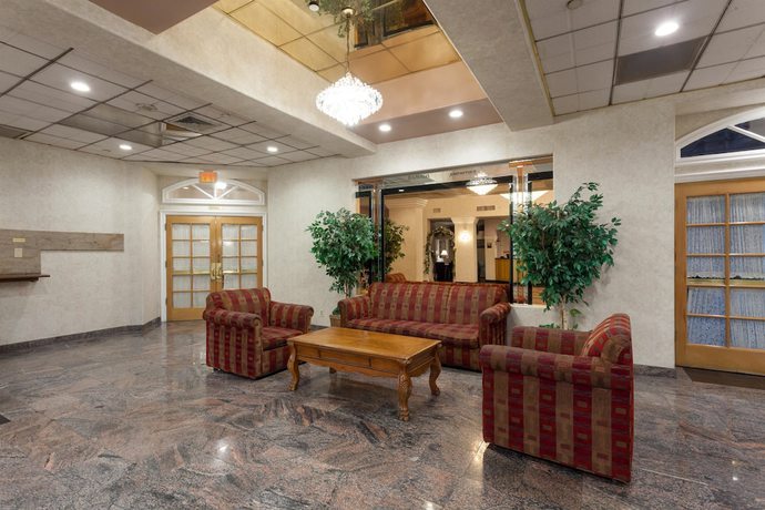 Imagen de los interiores del Hotel Ramada By Wyndham South El Monte. Foto 17