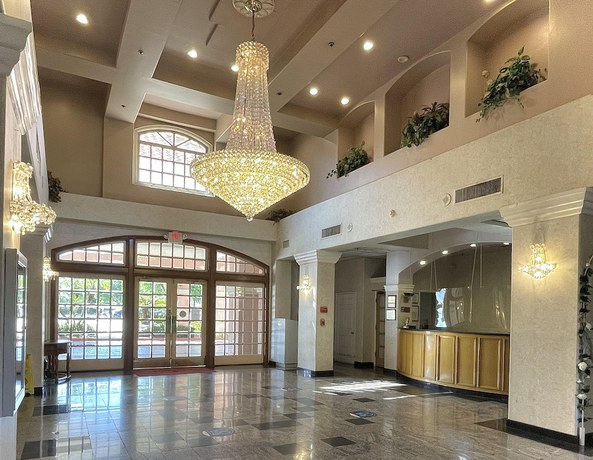 Imagen de los interiores del Hotel Ramada By Wyndham South El Monte. Foto 18