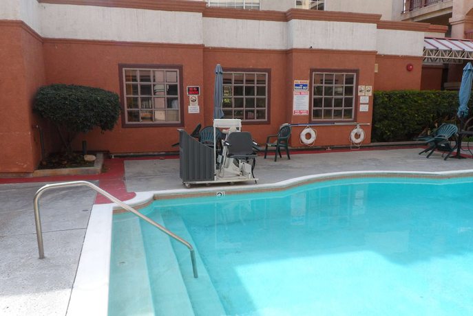 Imagen de la piscina del Hotel Ramada By Wyndham South El Monte. Foto 19