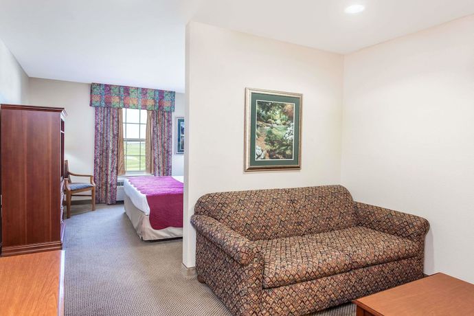 Imagen de la habitación del Hotel Ramada By Wyndham Sparta/at Speedway. Foto 7