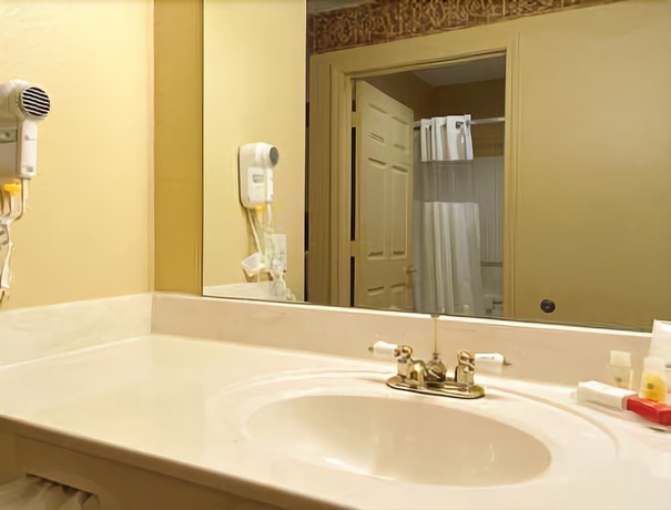 Imagen de la habitación del Hotel Ramada By Wyndham Sparta/at Speedway. Foto 13