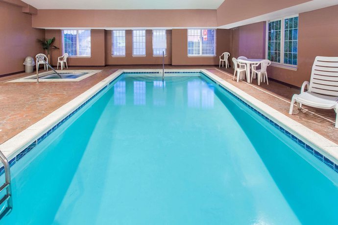 Imagen de la piscina del Hotel Ramada By Wyndham Sparta/at Speedway. Foto 19