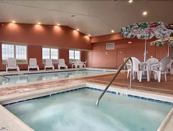 Imagen de la piscina del Hotel Ramada By Wyndham Sparta/at Speedway. Foto 20