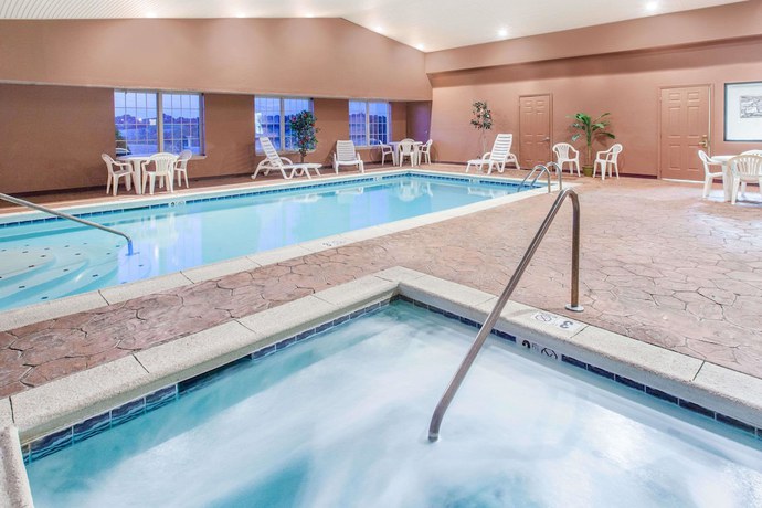 Imagen de los interiores del Hotel Ramada By Wyndham Sparta/at Speedway. Foto 17