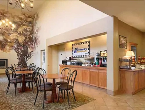 Imagen del bar/restaurante del Hotel Ramada By Wyndham Sparta/at Speedway. Foto 2