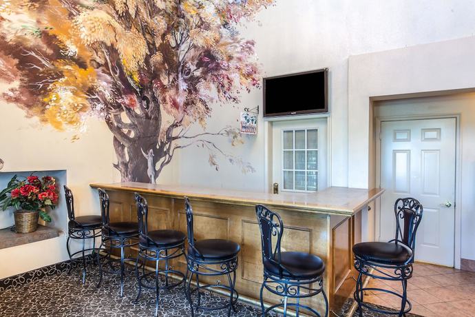 Imagen del bar/restaurante del Hotel Ramada By Wyndham Sparta/at Speedway. Foto 3